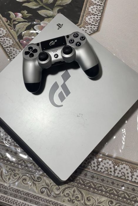 Play Station 4 Slim