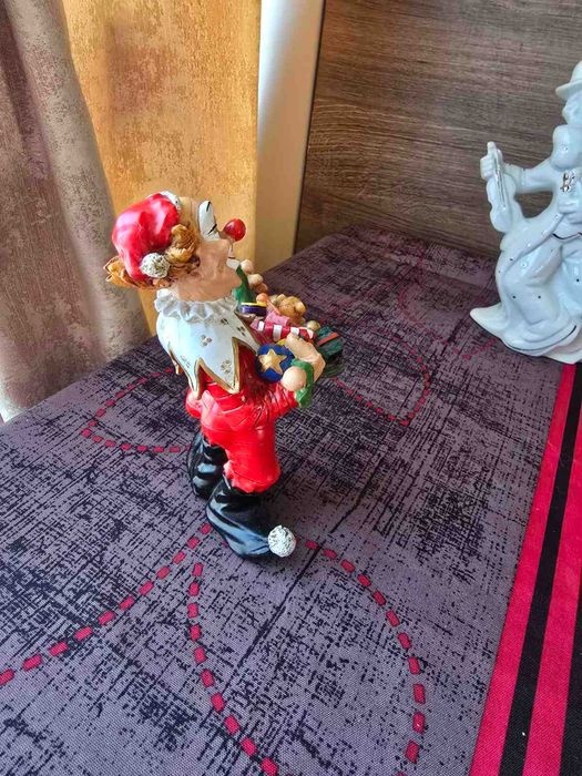 Фигурки на клоуни изработени от полирезин.