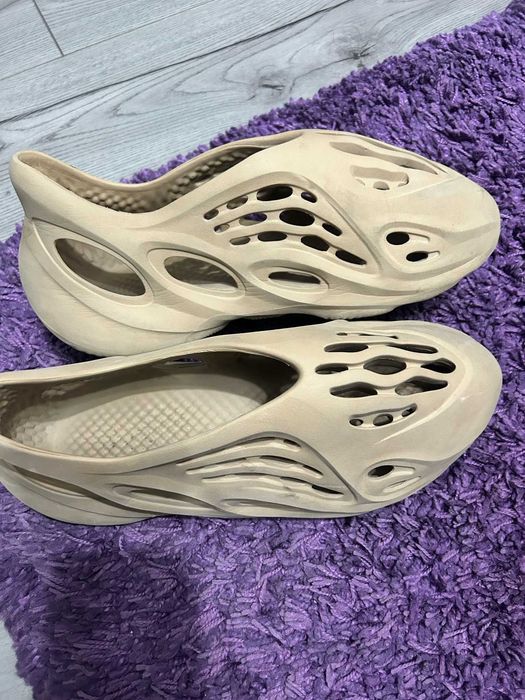 adidas Yeezy
Yeezy Foam RNR "Desert Sand"
