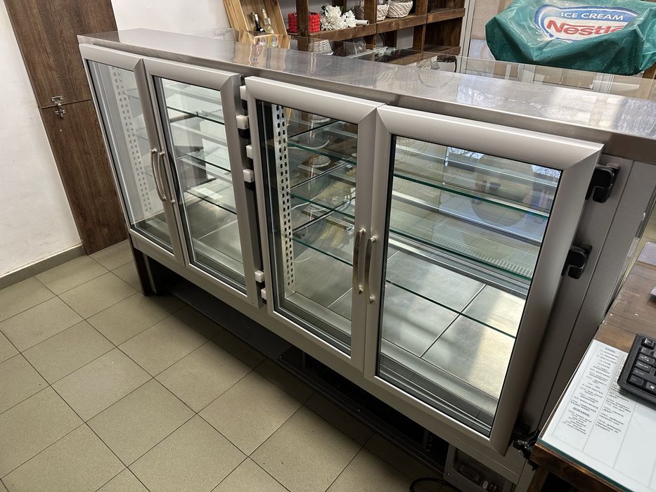 Сладкарска витрина