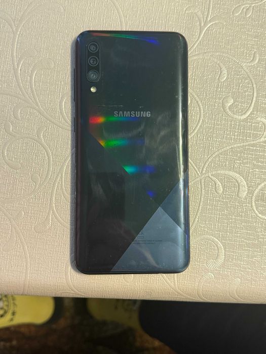 Samsung a30s леко надраскан гръб. Работи отлично с 4гб рам памет и 128гб вградена памет