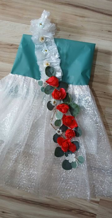 Rochie din materiale reciclabile,foarte frumoasa,mar 5-7 anii