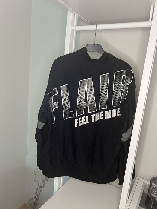Продавам ветровка на flair