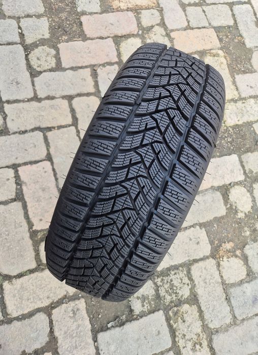 O bucată 205/55 R16 M+S iarnă - una Dunlop Goodyear