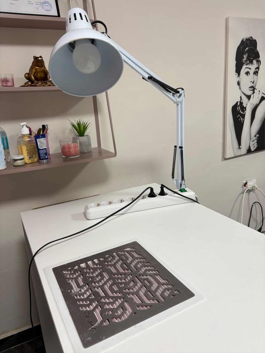 Бюро за маникюр , с вграден прахоуловител и настолна лампа