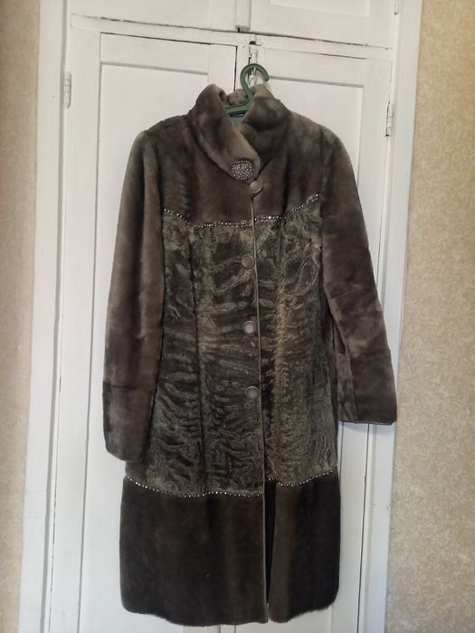 Шуба мутоновая натуральная.