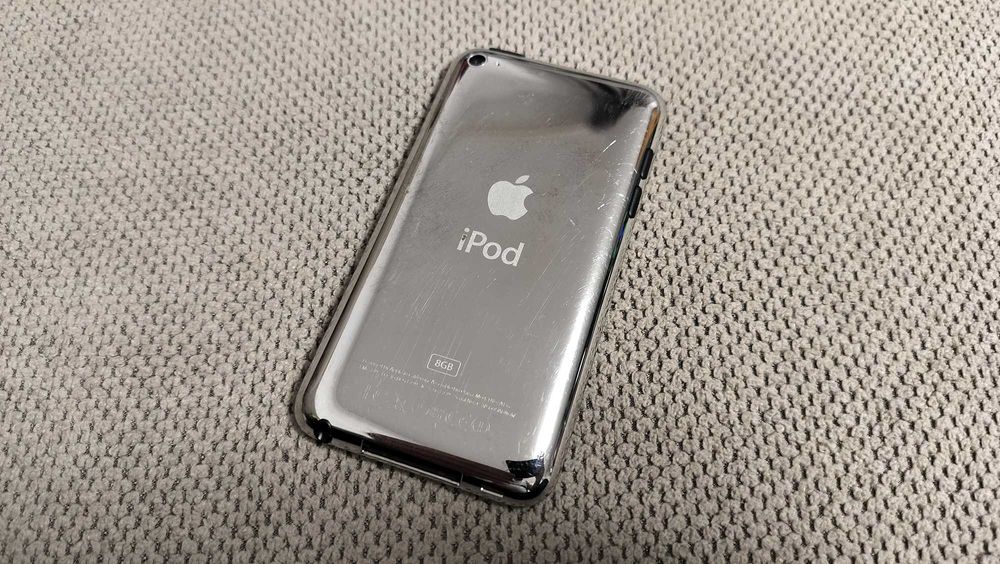 Apple iPod touch 4th Gen 8GB White model MD057KN