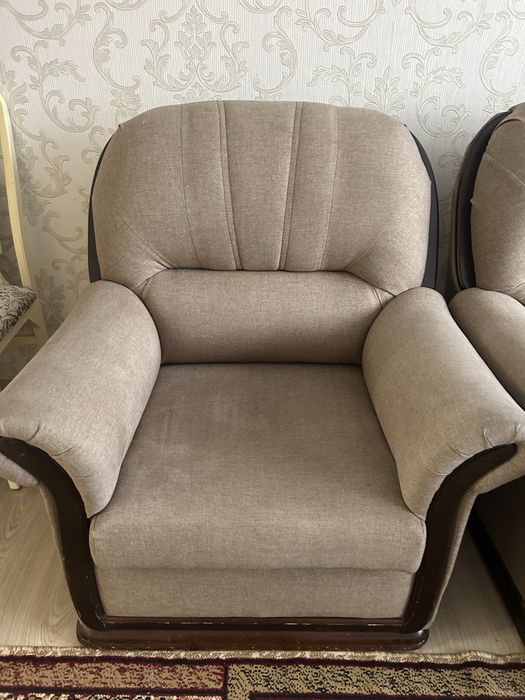 Б/У угловой диван 2.10x160 и кресло