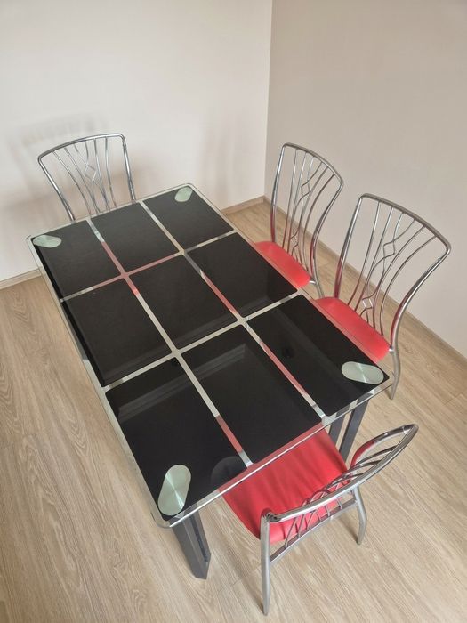 Кухонный стол со стульями в хорошем состоянии