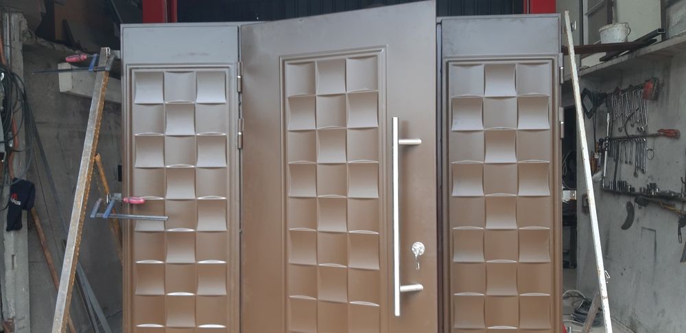 Метална врата нова