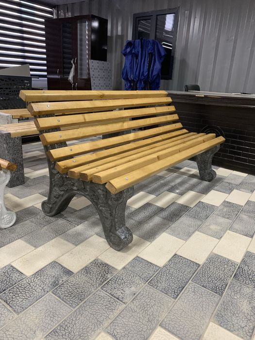 Скамейка сделанная из бетона c красивыми узорами.