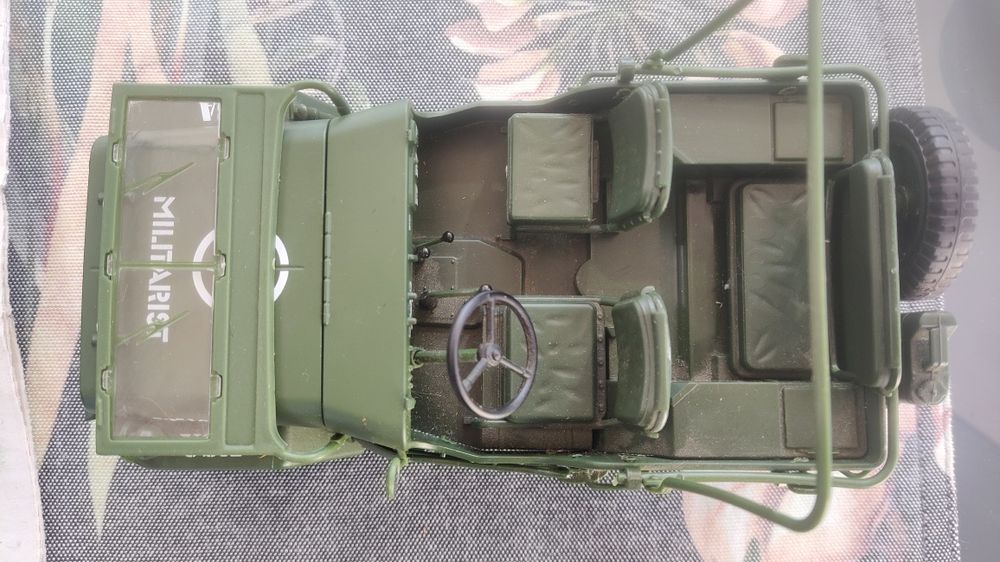 Vând machetă Jeep Willis md.1943 mărimea 1:18