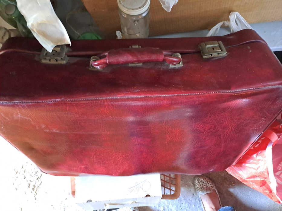 Кожен куфар червен