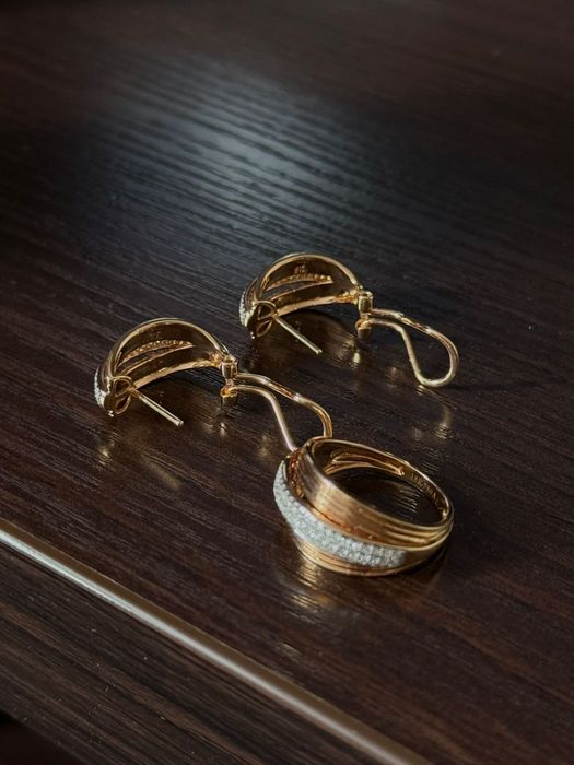 Продам серьги с кольцом золотые с бриллиантами