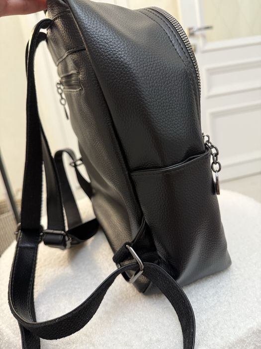 Новый кожаный рюкзак