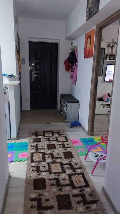 Vând apartament cu 3 camere în zona centrală.
