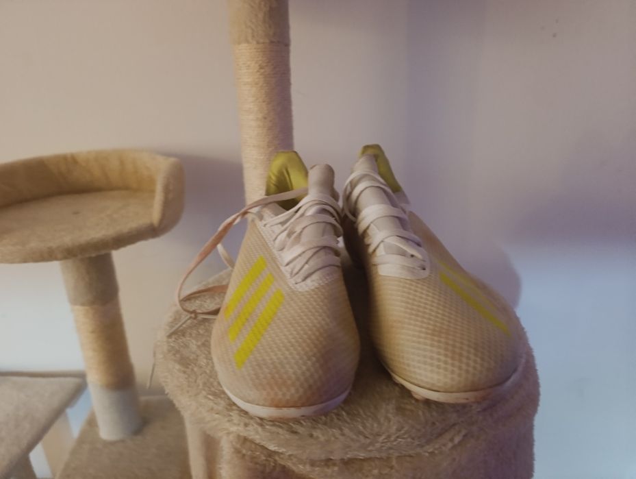 Продавам футболни бутонки Adidas 42
Бутонките са носени малко,