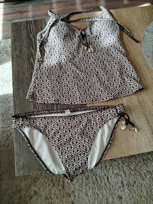 Продавам бански две части