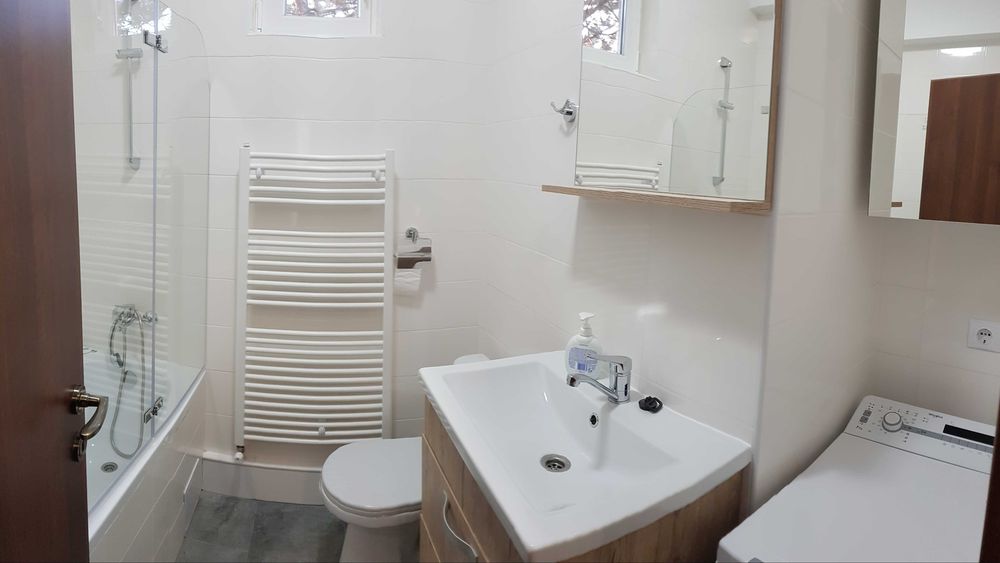 Închiriez apartament 4 camere zona rezidențială