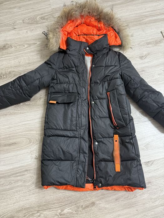 Продам зимнюю куртку для девочки