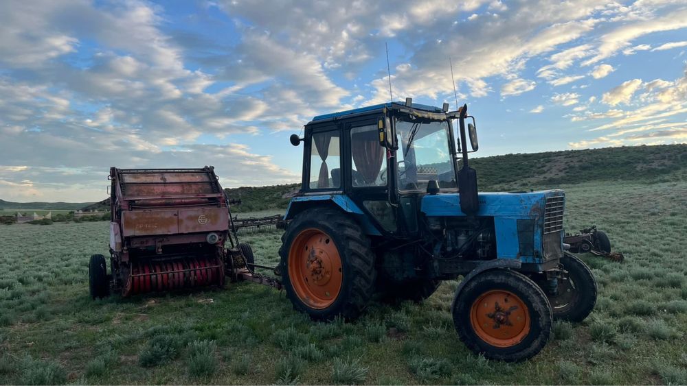 Трактор МТЗ 80, руллонный прессподборщик