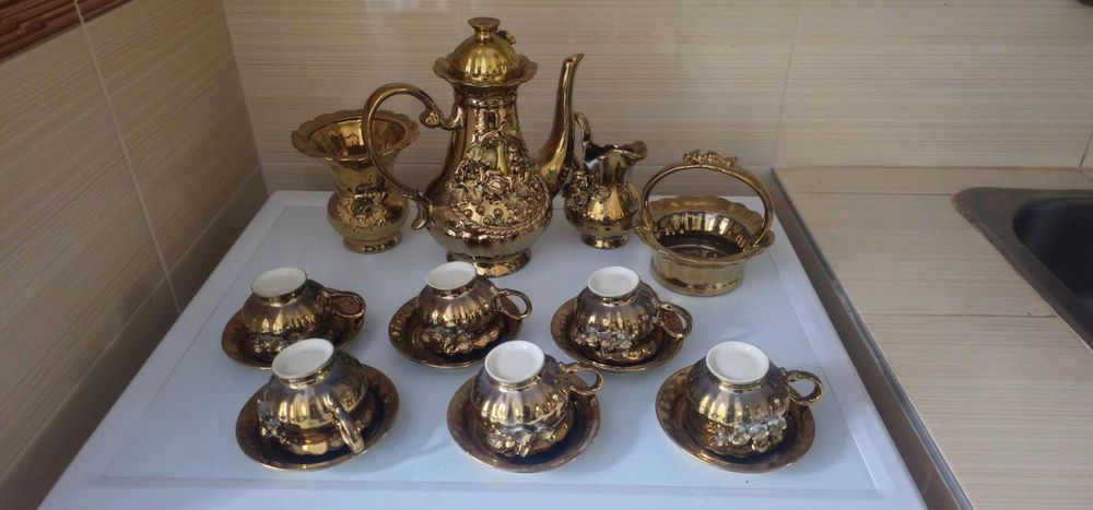 Позлатен порцеланов сервиз