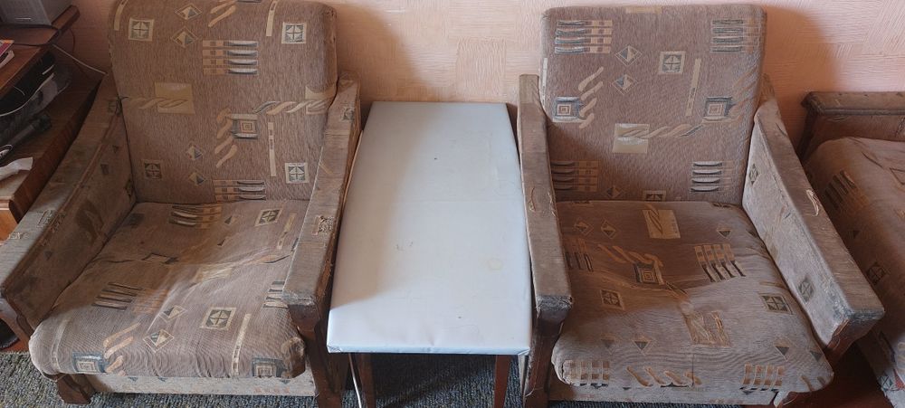 Срочно продам диван с креслами и столик
