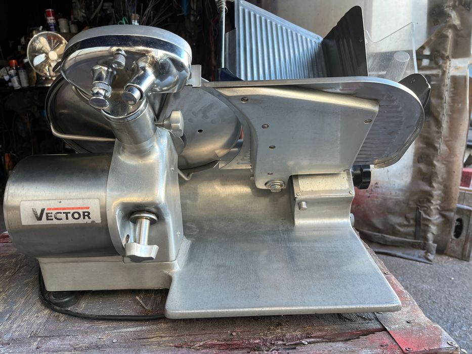 Профисионална колбасорезачка Vector