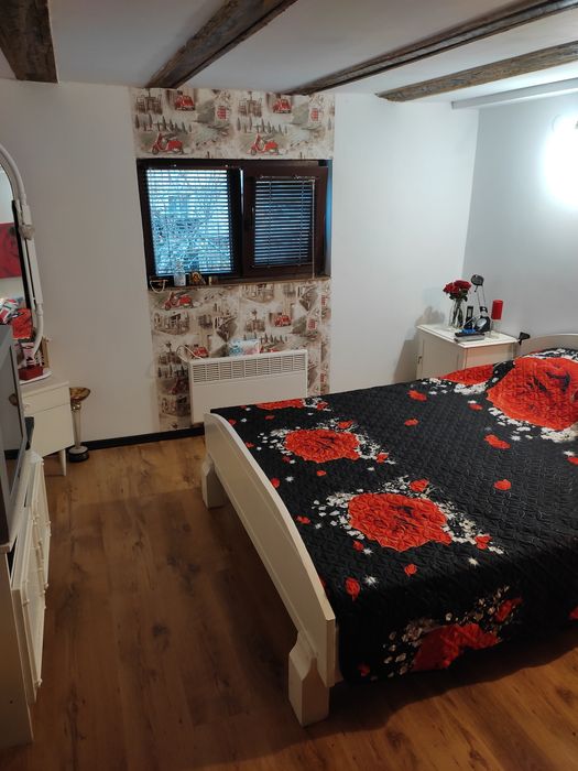 Двуетажна къща . Продава се/Под наем