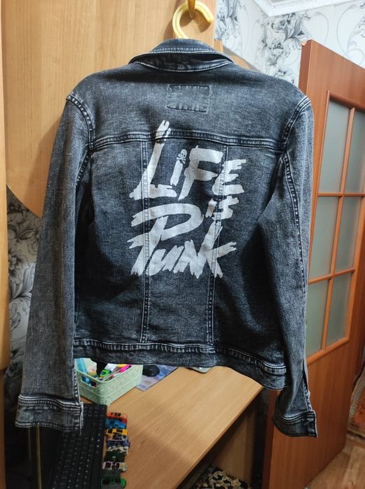 Продам осенние куртки