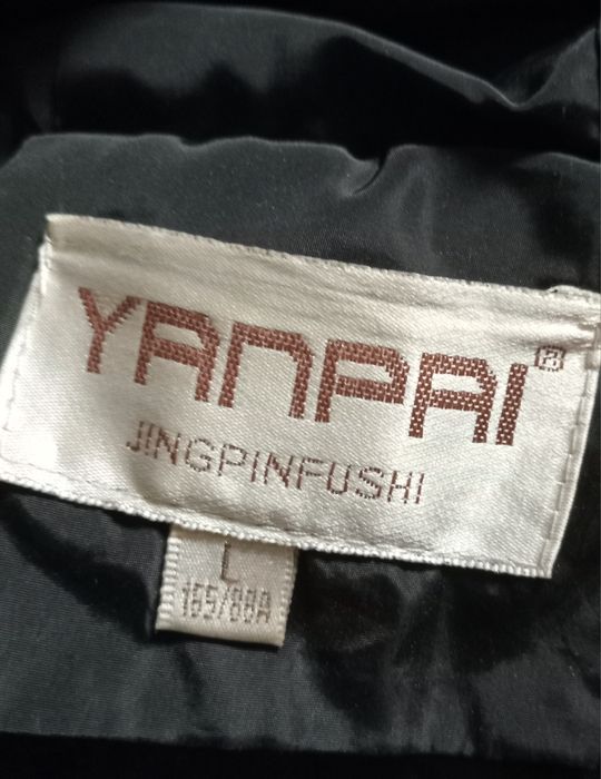 Куртка тёплая, лёгкая.