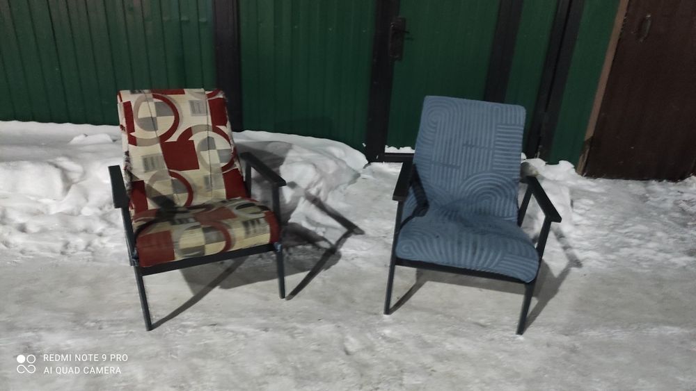 Стулья  и два кресла старые...