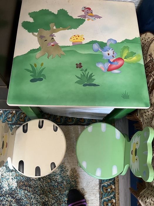 Продам детский столик и стульчики.