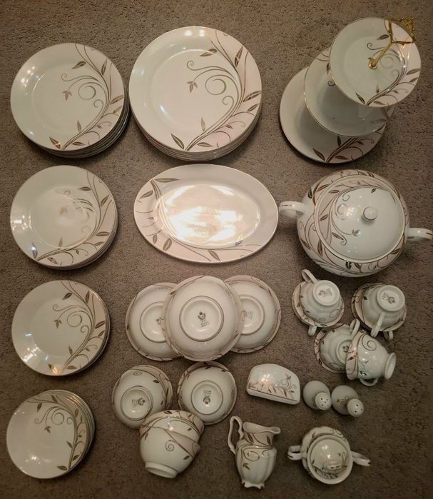 Продаётся столовый и чайный сервиз 55 предметов.на 6 персон.Как новый.