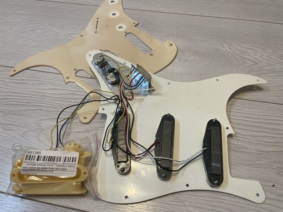 Loaded Pickguard Stratocaster cu 3 doze ceramice