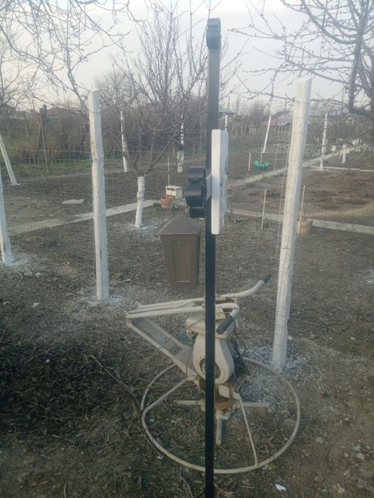 Cruce metal cu felinar