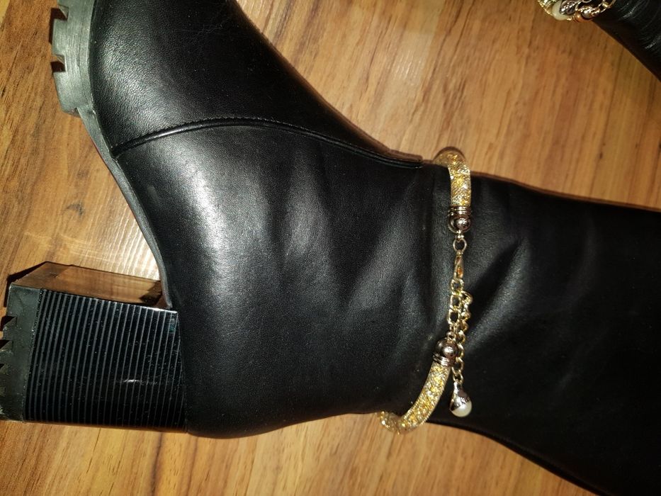 Черни ботуши ест. кожа със златисто бижу