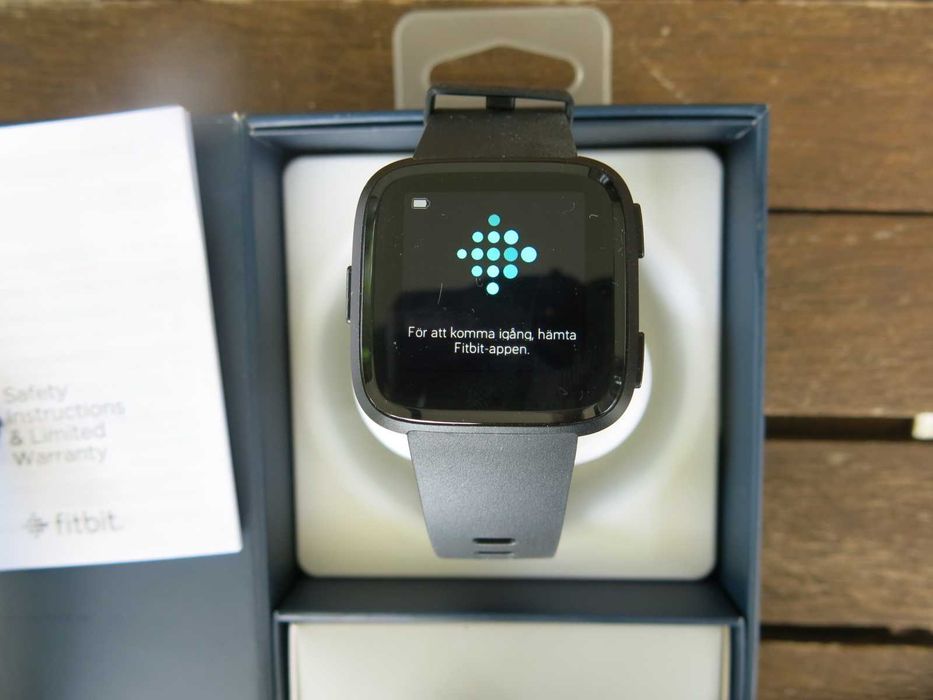 Спортен смарт часовник Smartwatch Fitbit Versa, Черен