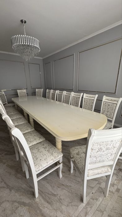 Стол стулья для зала