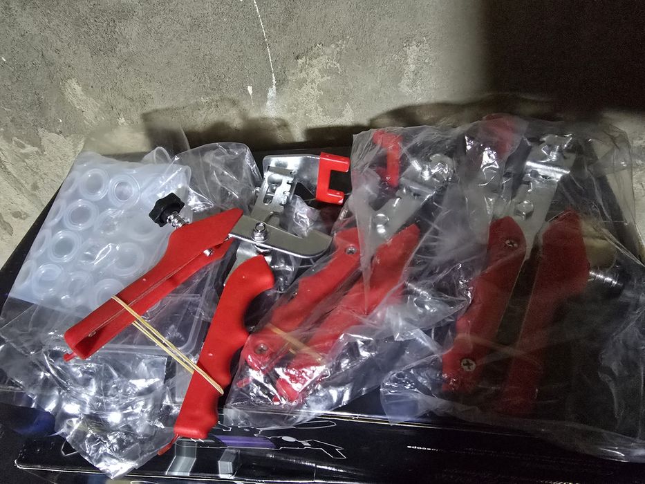 Щипцы для системы выравнивания плитки СВП. Клещи для зажымов плитки