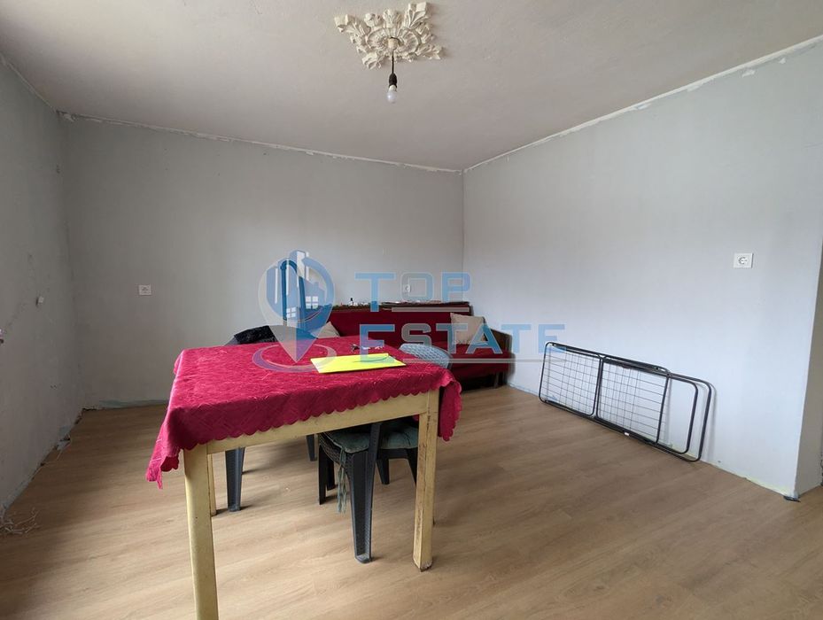 Двуетажна тухлена къща с голям двор в село Поликраище, област Велико