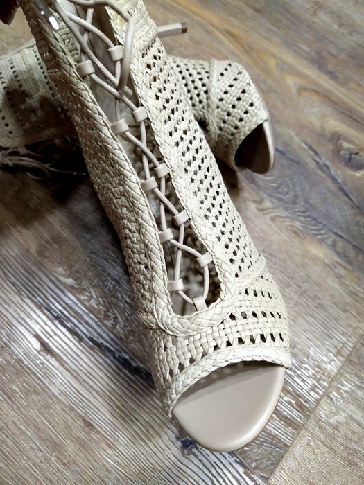 Женские босоножки в наличии