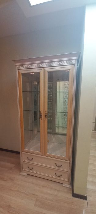Шкаф витрина, в отличном состоянии.