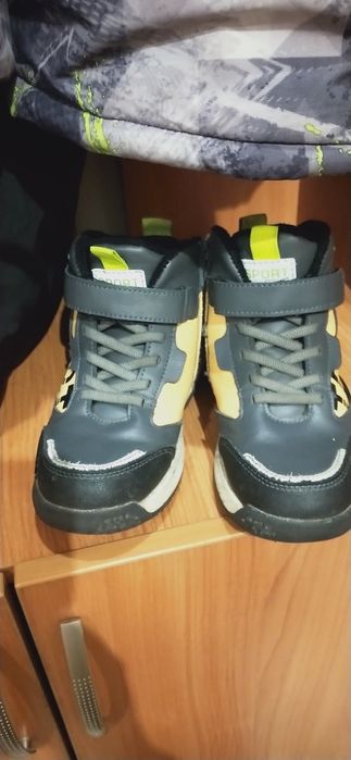 Туфли кожаные и ботинки.