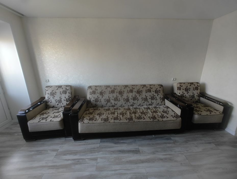 Продается диван с двумя креслами