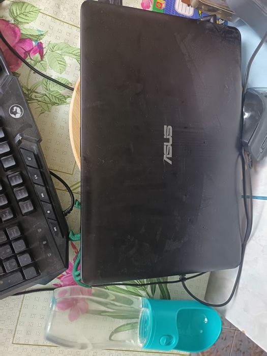 Vând laptopuri care merg