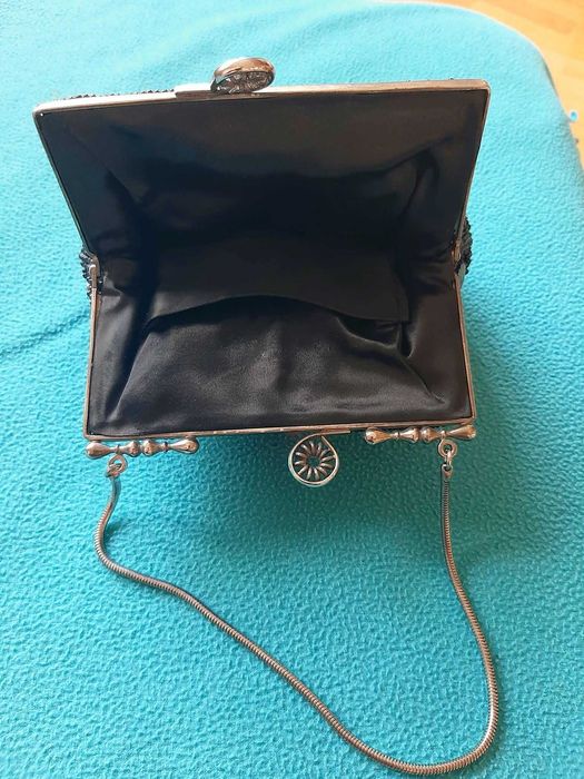 Елегантна и стилна дамска чантичка-бижу