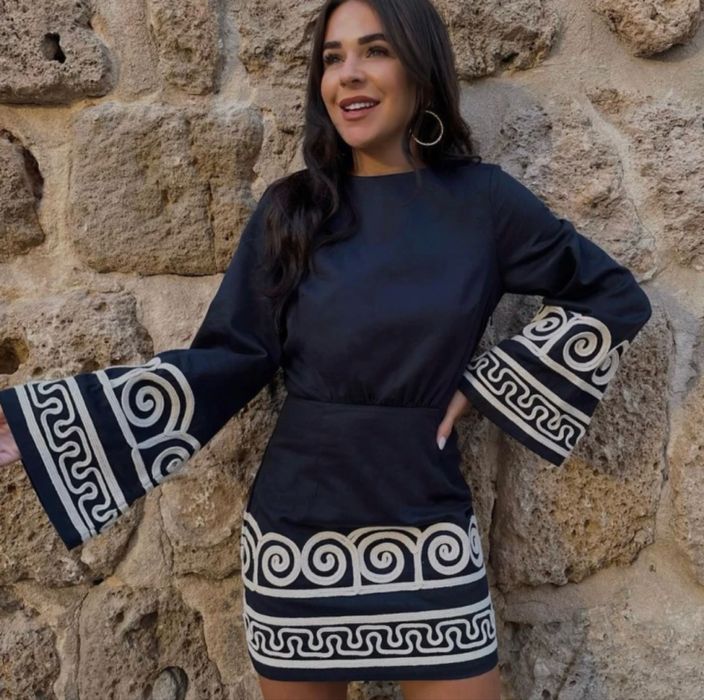 Черное плятье с цветочным принтом