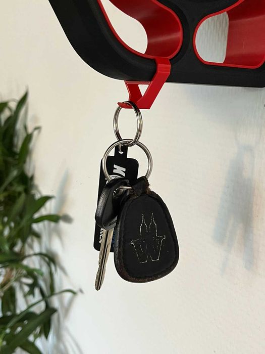 Стойка за каска на мотор