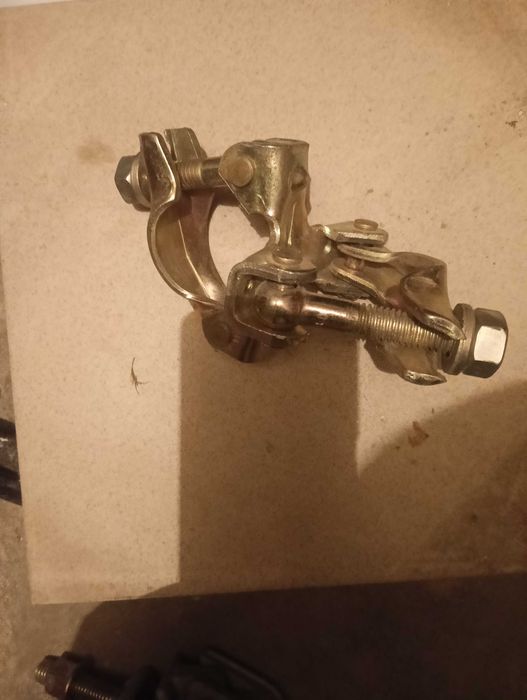 Фиксирани и лагерни (въртящи) скоби